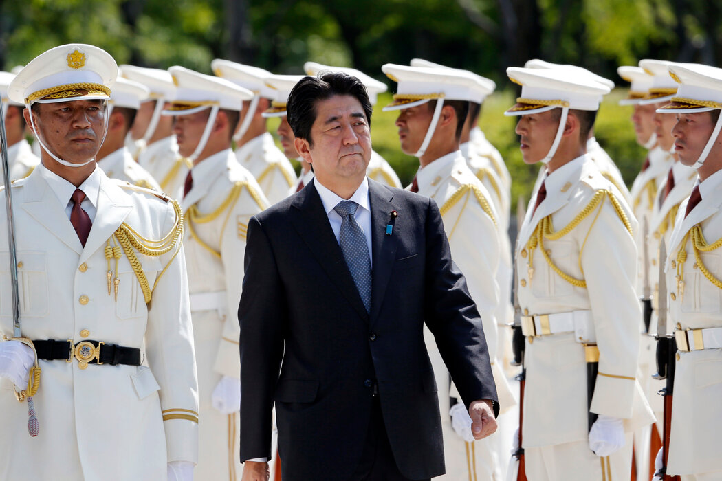 2013年,時任首相安倍晉三在東京檢閱儀仗隊。安倍晉三希望日本能成為一個「正常」的國家,既能自衛,又能在全球舞台上發揮更大的影響力。