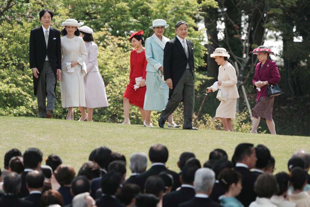4月，日本天皇德仁（中）、皇后雅子及其他王室成員一同出席在東京舉行的園遊會。