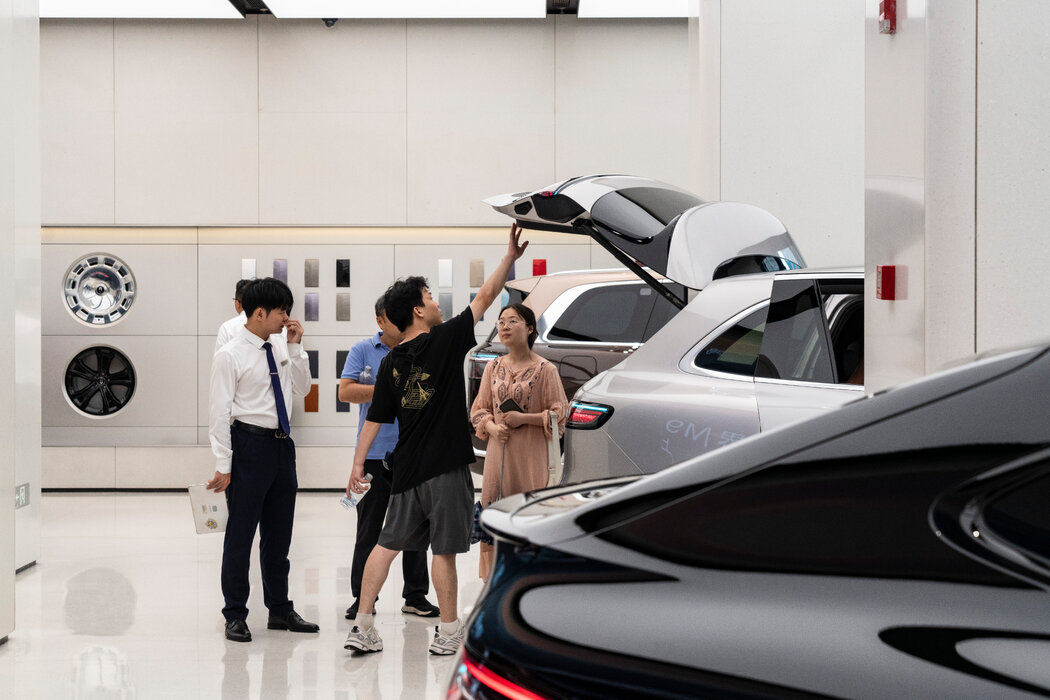 上海一個電動車展廳裡面的顧客。由於許多人並未感受到經濟增長帶來的好處，中國消費者越來越崇尚節儉。