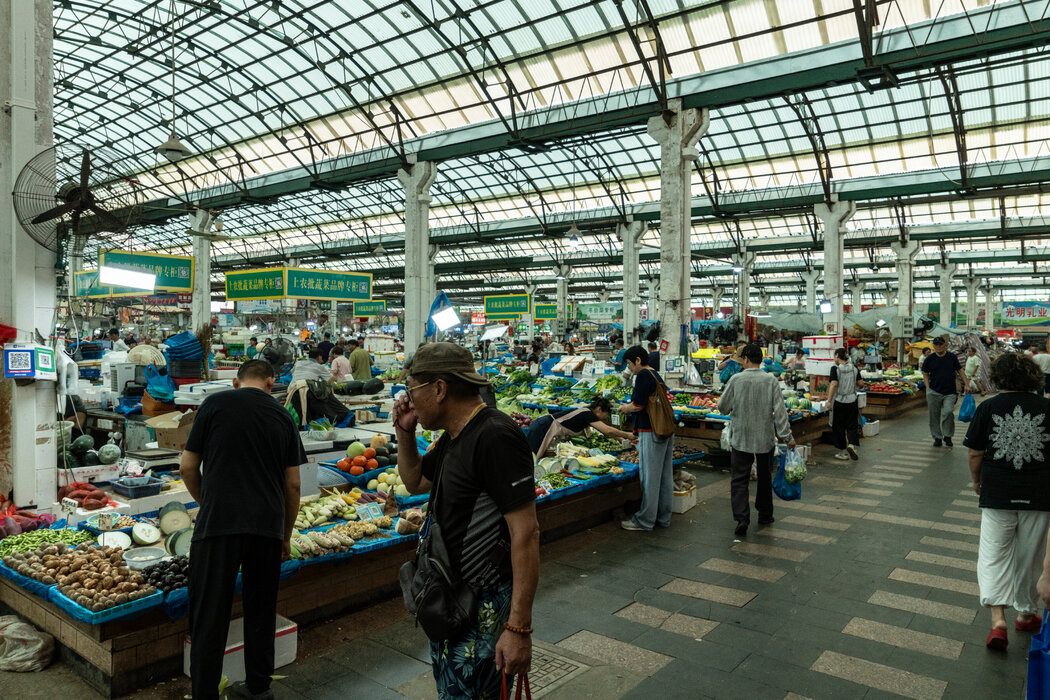 本月上海的一處市場。為應對房地產下行,官方推出了消費補貼措施。