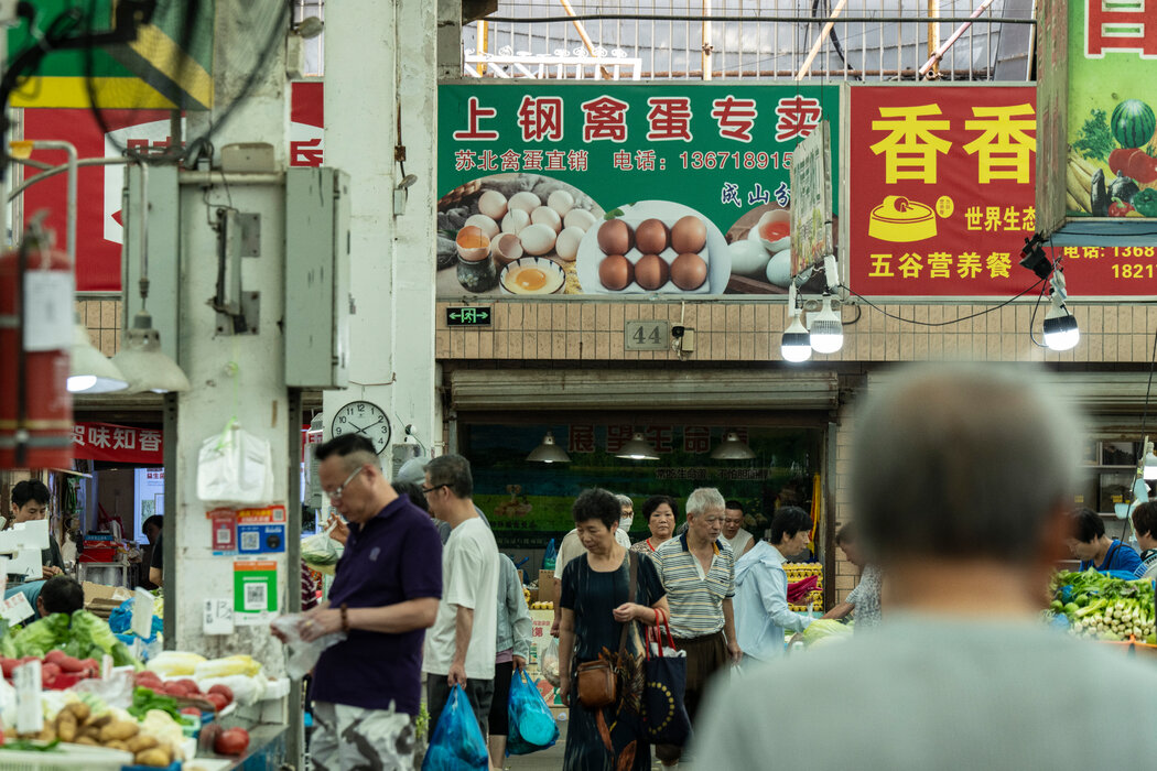 上海的一個市場。一批產蛋大省的蛋價較去年同期上漲了40%以上。