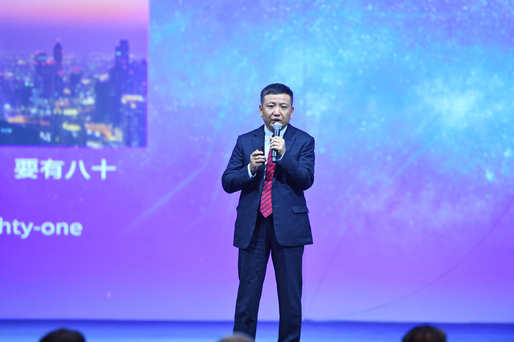 長鑫存儲創始人兼董事長朱一明畢業於中國頂尖學府清華大學,這所學校常被比作中國的麻省理工。他曾在矽谷創辦一家晶片設計初創公司,之後回國發展。