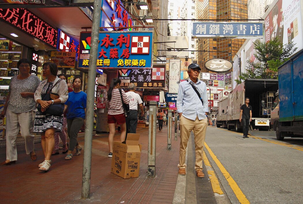 2017年，林榮基在香港銅鑼灣書店原址外。