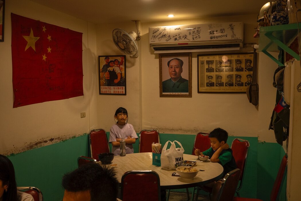 桃園的一家餐廳裡，中國國旗和毛澤東像旁邊是台灣國旗。這裡居住著1949年從中國撤退來台的國民黨軍人與家屬。