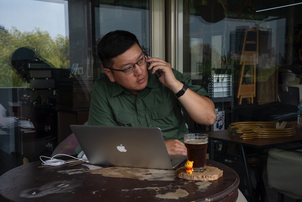 新北市的工業設計師安芬尼·黃在台灣中部與一支急救隊一同受訓。