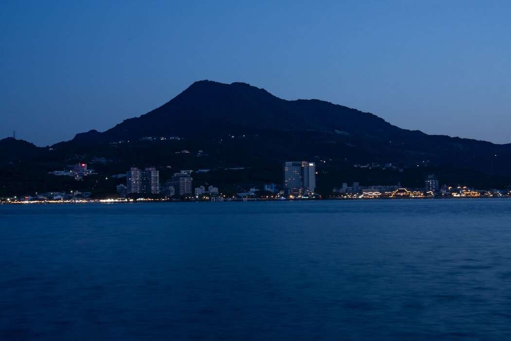 淡水，台北的一處熱門濱水區。台灣生產全球逾九成的先進計算機晶片。
