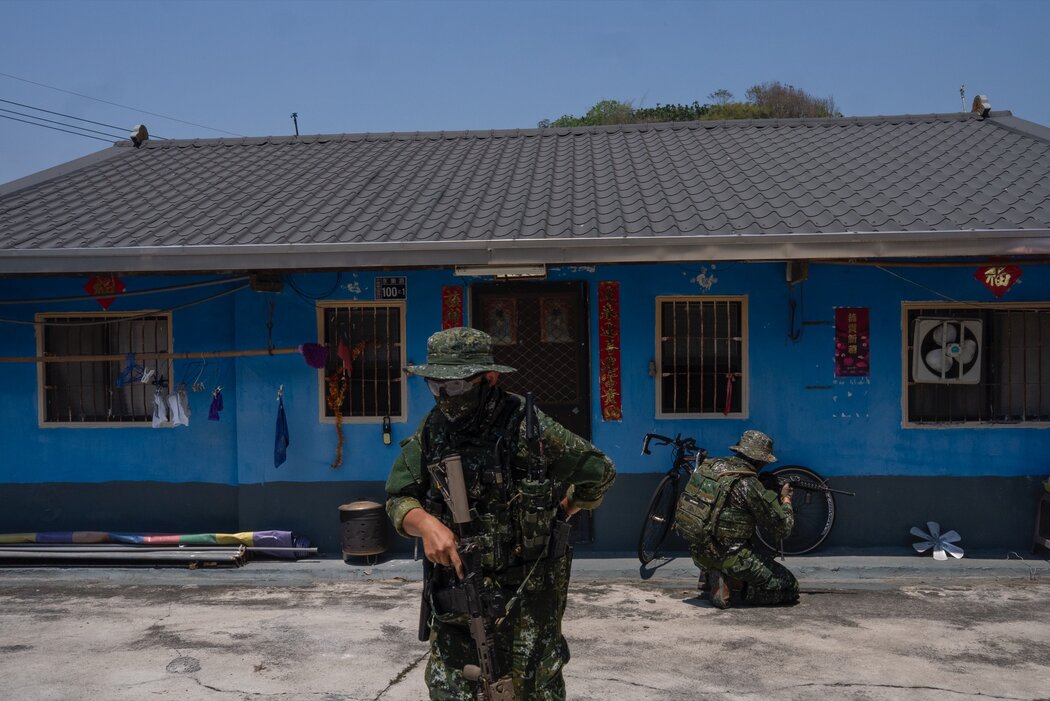 4月的一次演習中，志願者、預備役人員和軍人練習營救被俘指揮官。
