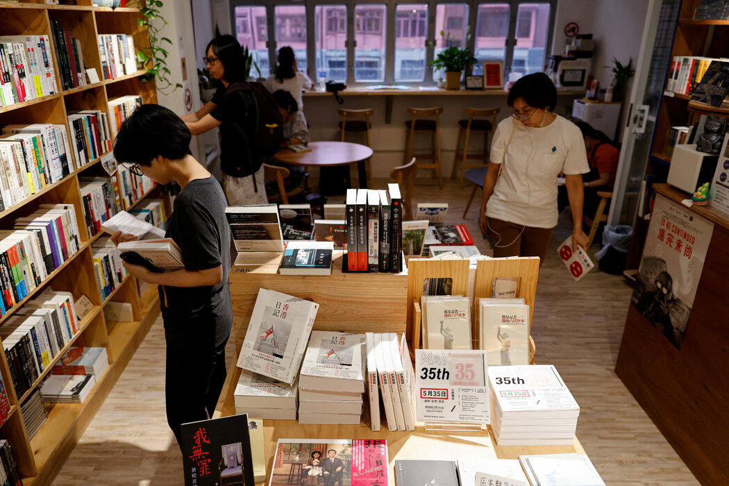 2023年,劇作家莊梅岩的《5月35日》在香港「留下書舍」售賣,這部作品內容涉及1989年天安門鎮壓。
