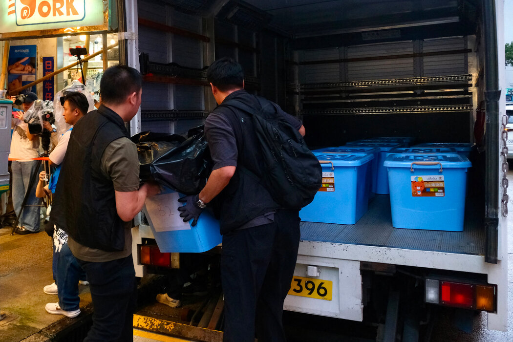 週三，警方在香港獨立書店「留下書屋」搬運沒收的物品。