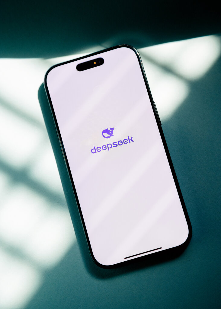 DeepSeek於2024年初發布了一套高效的開源人工智慧系統,令美國投資者和科技界高管感到震驚。