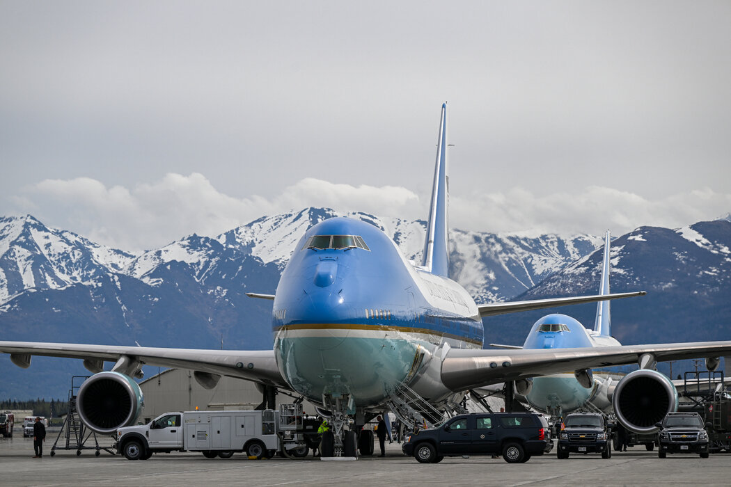 兩架VC-25A飛機於2023年在飛往日本的途中,於阿拉斯加進行空中加油停靠。這些改裝自波音747的飛機於20世紀90年代開始服役。