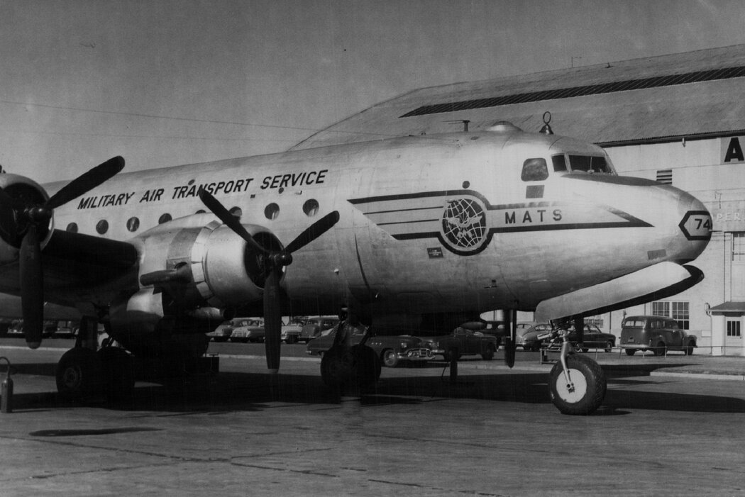 第一架總統專機是一架道格拉斯C-54型飛機,人們親切地稱它為「神聖母牛」。