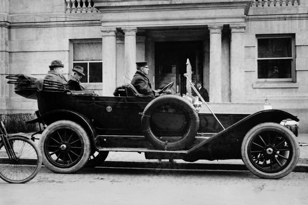 1910年代初期,塔夫脫乘坐一輛皮爾斯·阿羅66型旅行車,這是首批官方總統專車之一。