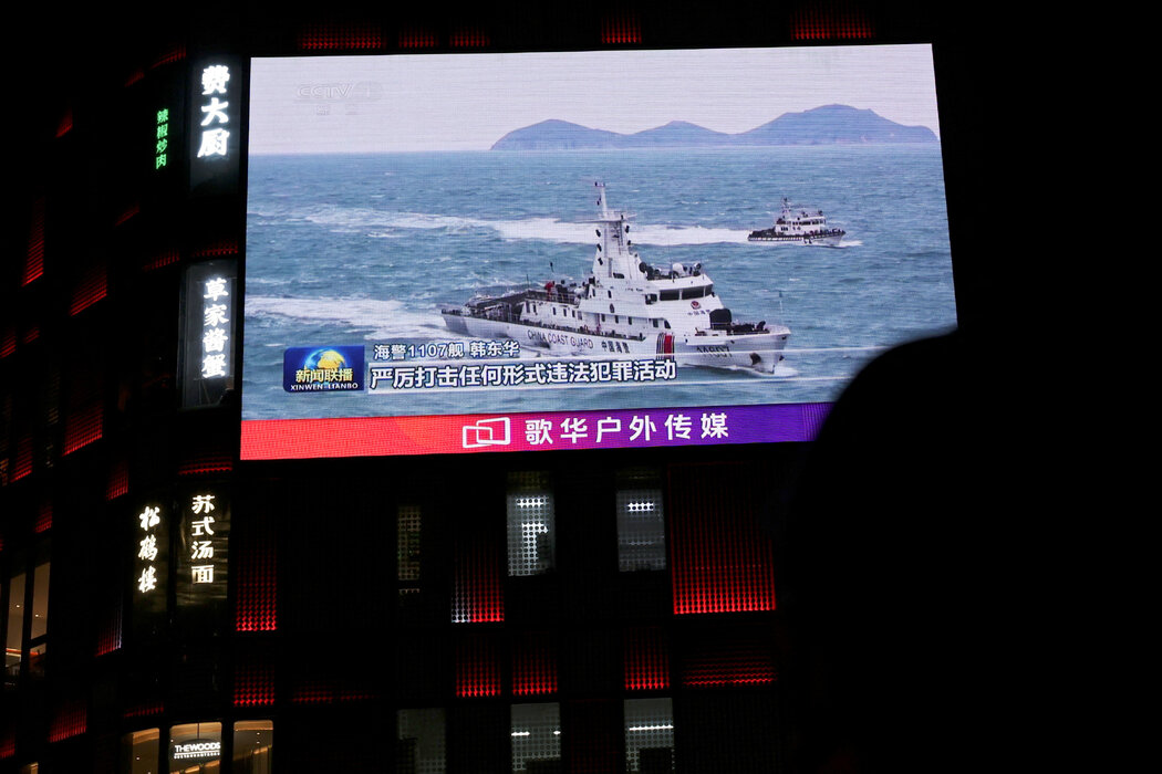 北京某購物中心外的一塊巨型螢幕播放的新聞畫面顯示，中國海警在台灣周邊海域巡邏，攝於2025年。