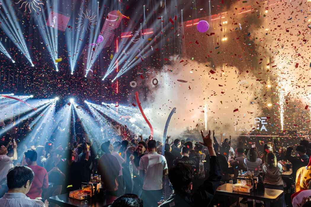 去年聖誕節，在緬甸仰光的夜店Pioneer Plus的DJ表演。