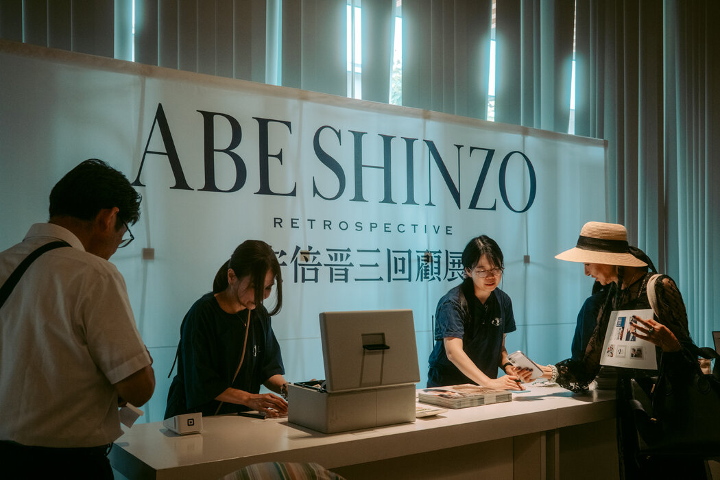 安倍晉三回顧展入口處的參觀者。