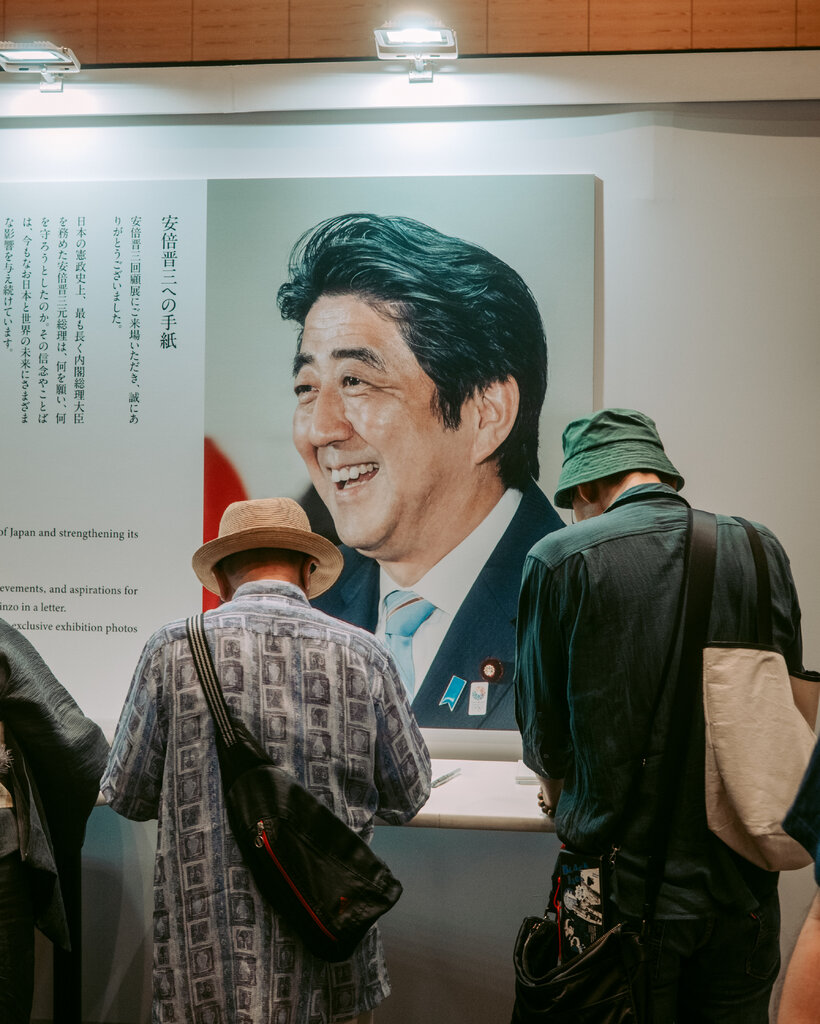 高市早苗經常利用她與安倍晉三的關係。