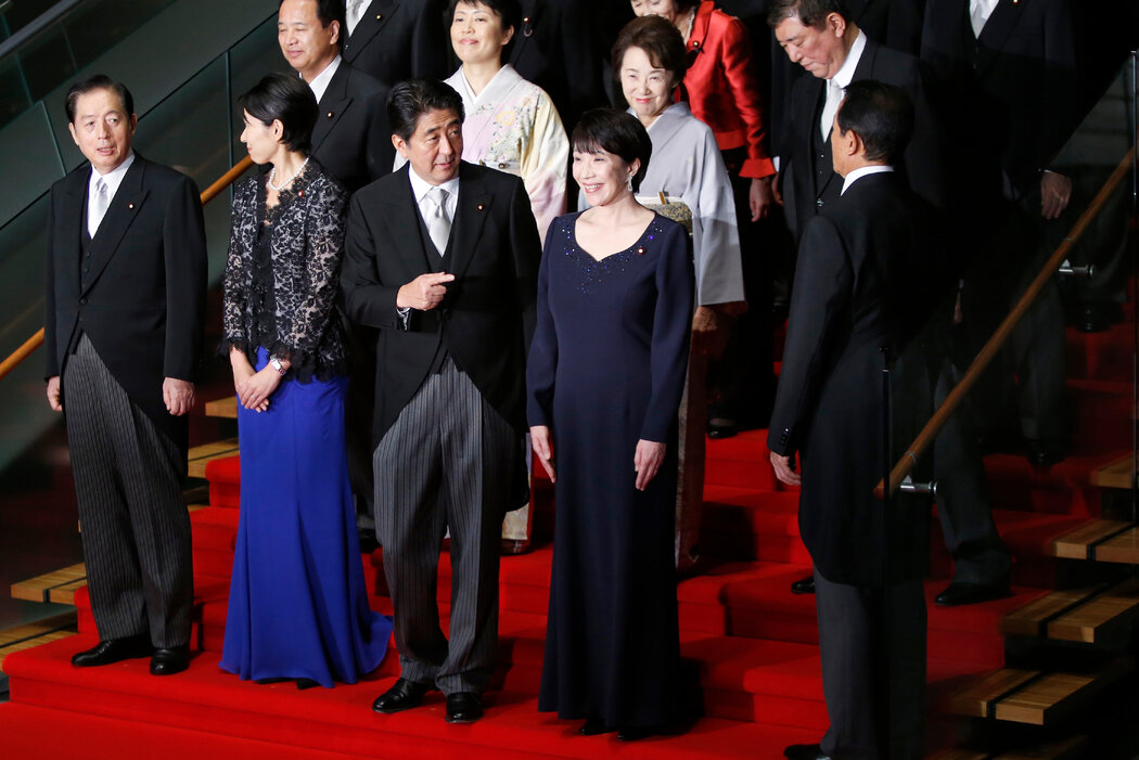 2014年,高市早苗(中)與安倍晉三在東京合影。