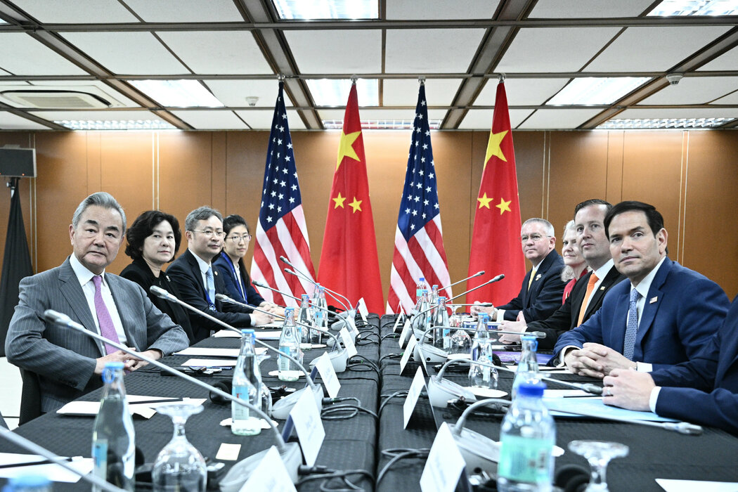 週三，美國國務卿魯比奧（右）在馬尼拉與中國外交部長王毅（左）舉行了雙邊會晤。