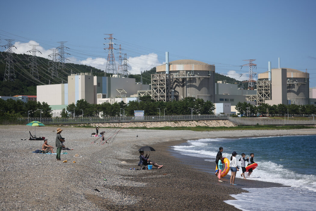韓國慶州月城核電站附近的一處海灘，攝於2022年。韓國核電產業規模位居世界前列。