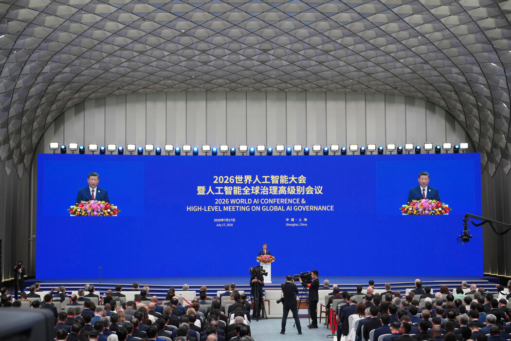 習近平今年7月在上海舉行的世界人工智慧大會開幕式上發表講話。他表示，中國支持人工智慧開放合作，但防範失控的措施要及時完善。