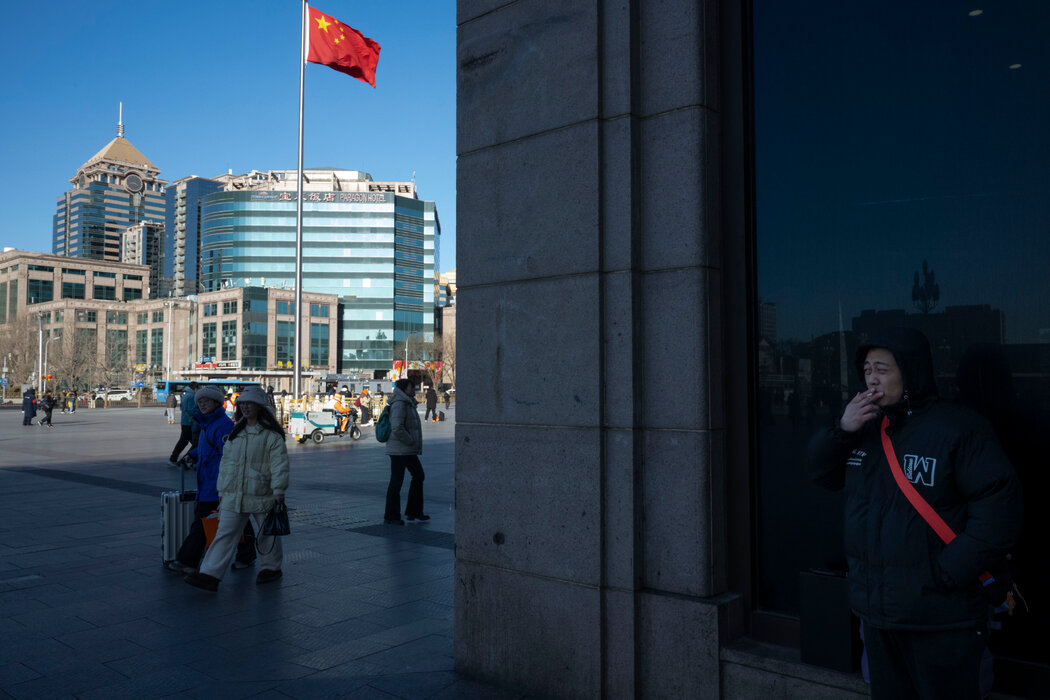 北京火車站外的吸煙者，攝於2月。中國消費了全球約一半的香煙，各地禁煙令的執行力度往往鬆懈，有時甚至形同虛設。