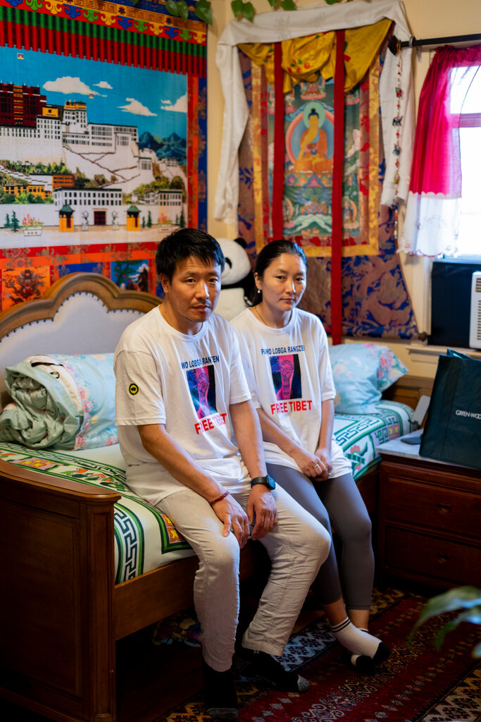 洛嘎讓贊的侄女索朗曲珍(右)和他的堂兄弟洛桑桑珠在他位於皇后區的卧室裡。
