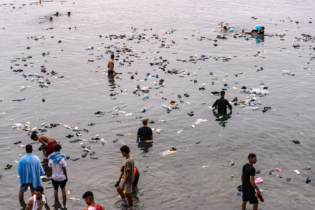休達近海,海面上漂浮著從摩洛哥越境者的物品和垃圾。