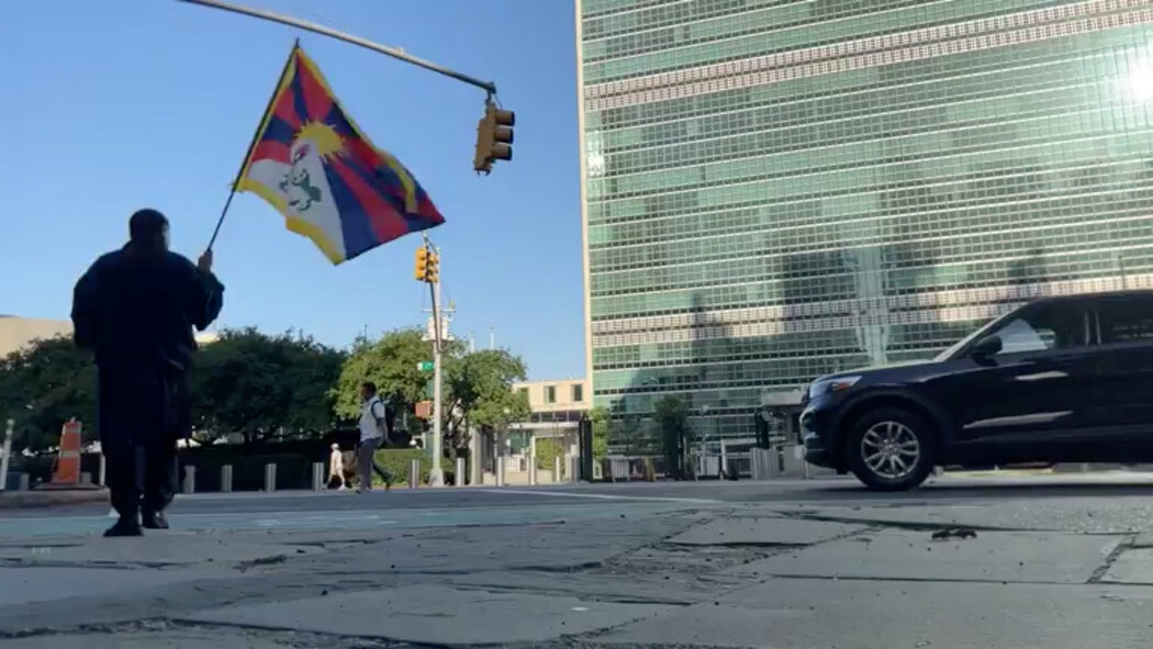 從社群媒體影片截取的照片顯示,洛嘎讓贊週四在聯合國總部附近手持一面西藏旗幟。片刻之後,他點火自焚。