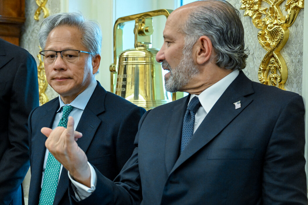 黃仁勛上週與商務部長盧特尼克在橢圓形辦公室。他已直接向政府官員闡述了開源人工智慧產品的優點。