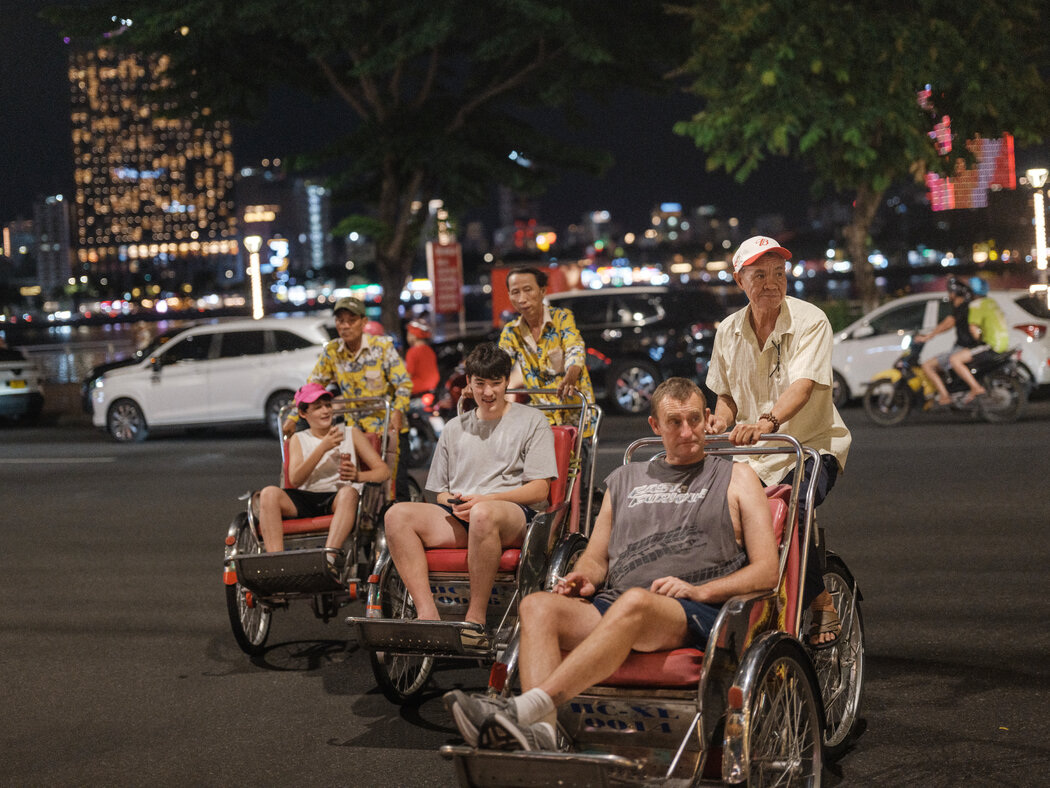乘坐三輪車的外國人。