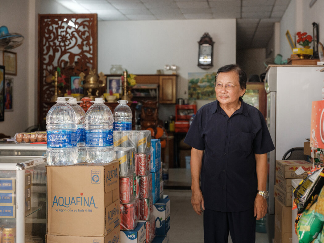 76歲的黃胡士在峴港一個深受外國遊客喜愛的街區經營一家商店。