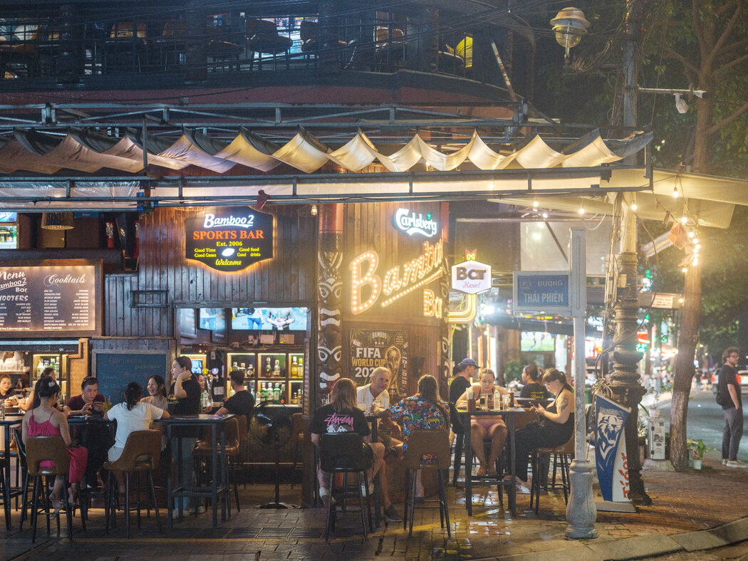6月,遊客在峴港的一家酒吧消磨時光。黃先生說:「好幾次早晨我推開門,看到有人喝醉了,漫無目的地遊盪或者睡在街上。」