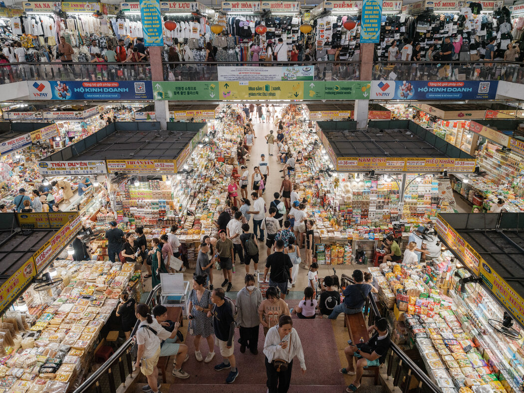 峴港市中心的市場對外國遊客有巨大的吸引力。公安部表示將致力於簡化行政程序,以便外國人能體驗到一個「熱情、高效和管理良好的國家」。