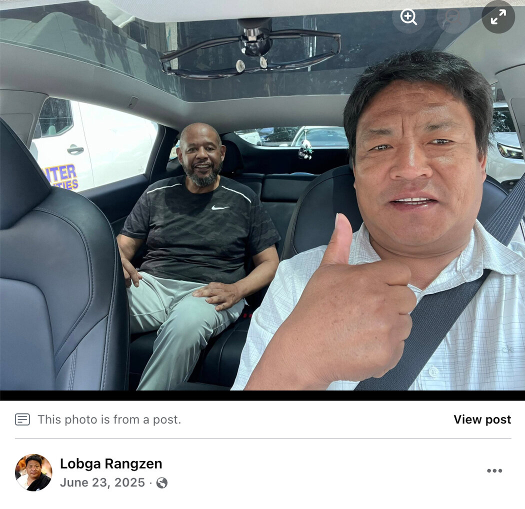 曾為優步司機的洛嘎讓贊有時會向乘客談起西藏。「今天我偶遇了著名的美國演員兼電影導演福裡斯特·惠特克,」他在去年發布的一張照片的配文中寫道。「他也談到了西藏問題。」