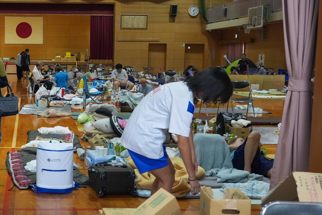 八代市民眾在一所中學體育館內避難。