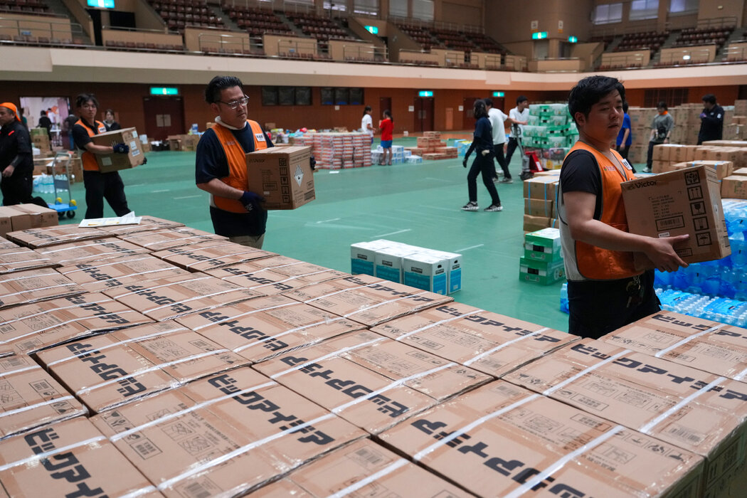 志願者為八代市居民運送物資。