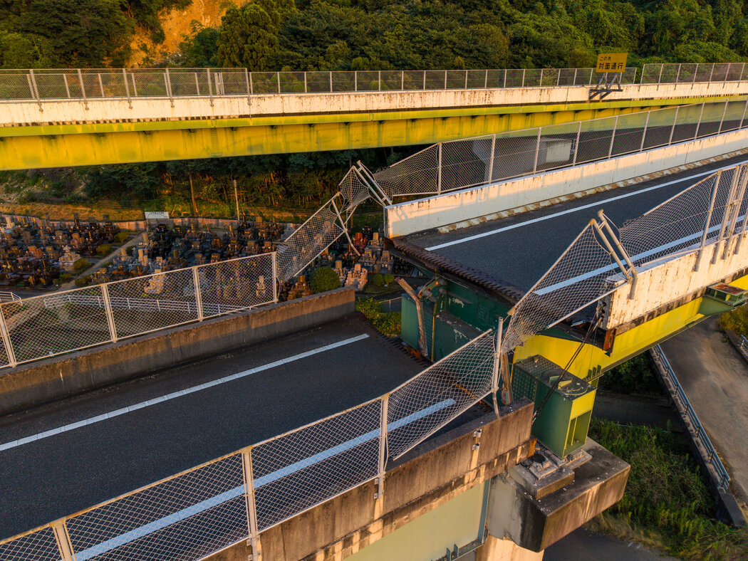 八代市內的一處高架公路。這種結構經過專門設計,在地震中只會發生局部坍塌。