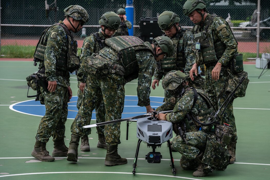 台灣軍人在年度漢光演習中操作無人機，上週四攝於彰化。 
