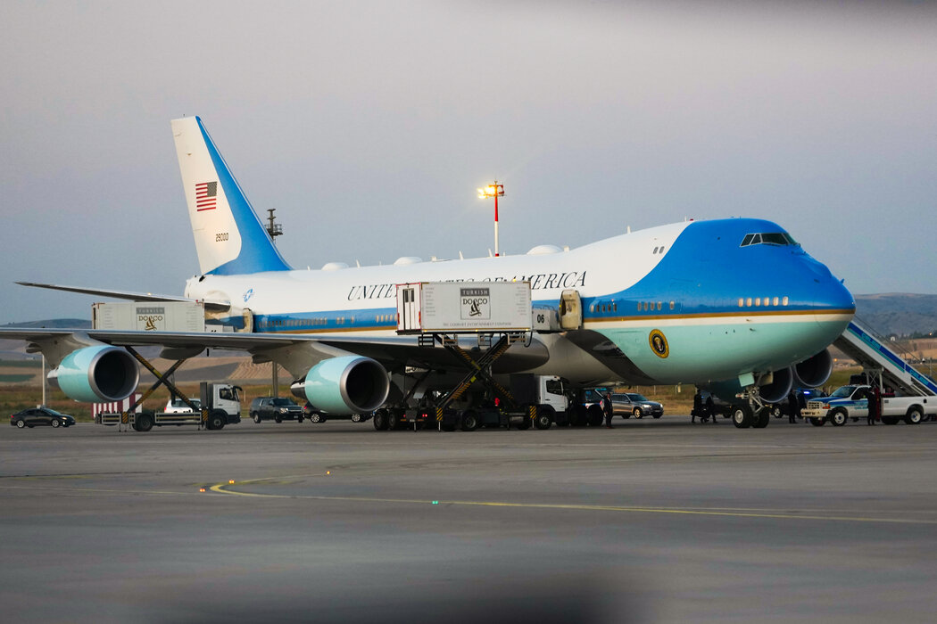 在土耳其的停機坪上，兩輛航空配餐車與「空軍一號」並排停放。