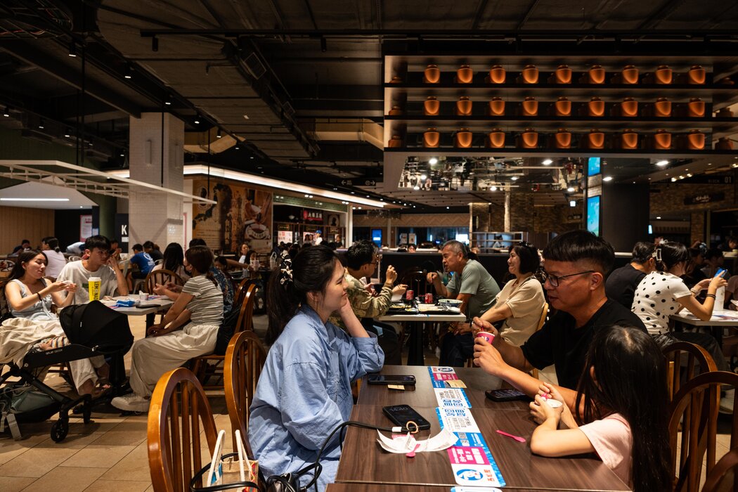 左起依次為廖美秀、她的丈夫和四歲的女兒,防空演習期間,他們正在一家購物中心的美食廣場。