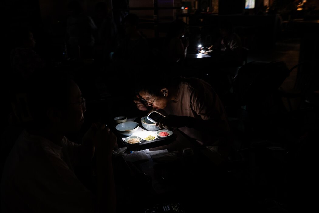 在LaLaport購物中心,大多數店鋪在30分鐘的演習期間熄燈關閉,而購物者和就餐者留在原地。