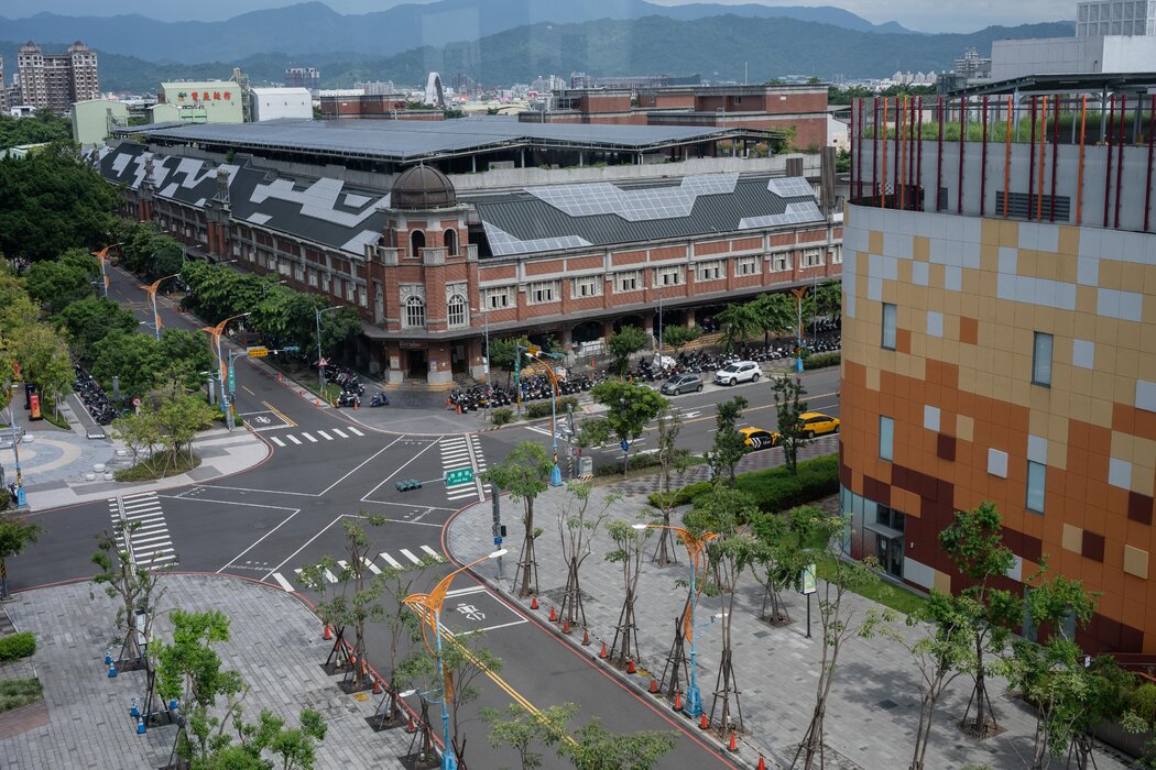 演習期間,台中街頭空無一人,人們躲進地下室,或留在家中、商店、商場和火車站裡。