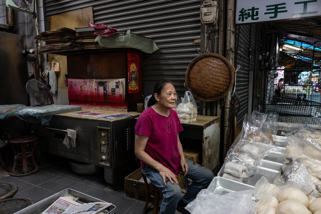 賣包子的黃瓊珠說:「台灣不能太軟弱,要強一點。」