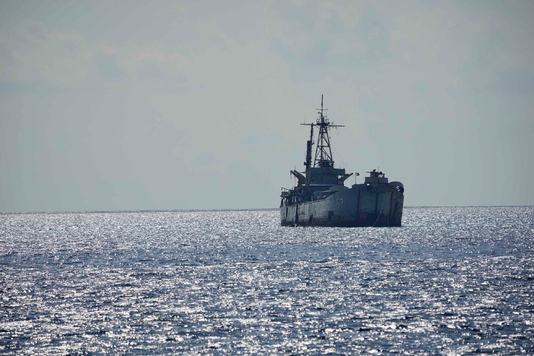 2023年，位於南中國海的菲律賓軍艦「馬德雷山」號。上個月，一艘中國海警船開始在這艘軍艦周圍游弋，並與菲律賓軍人發生對峙。