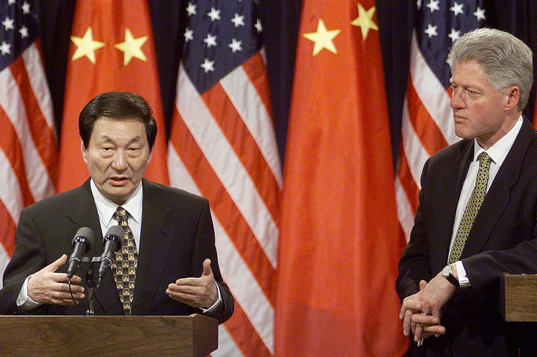 1999年，朱鎔基與比爾·柯林頓總統，朱鎔基推動中國更深入地融入市場經濟和全球貿易體系。