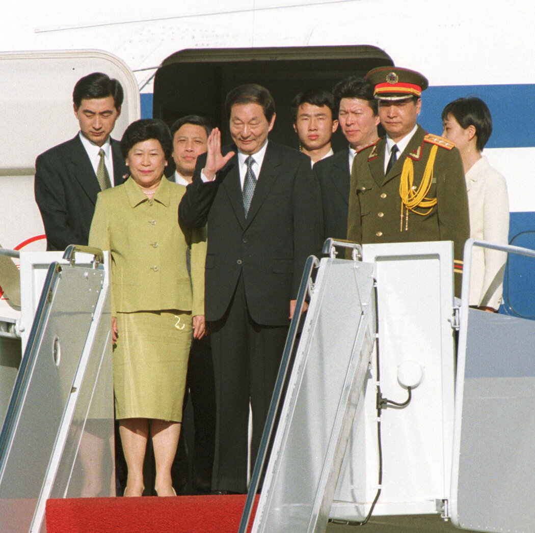 1999年，時任中國總理朱鎔基抵達華盛頓。在國外，朱鎔基最被人銘記的事蹟是他在2001年就中國加入世界貿易組織展開談判。