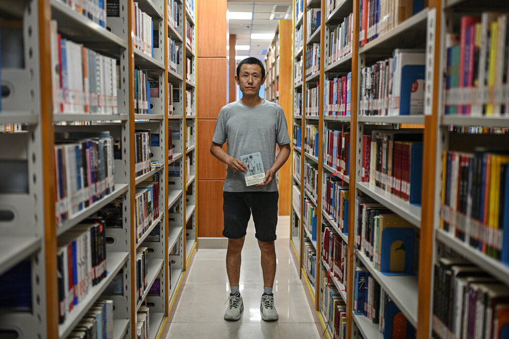 胡安焉的回憶錄《我在北京送快遞》在中國成為暢銷書,後來被譯成英文。這本書以日記形式記錄了他20年間在中國各地從事的19份工作。