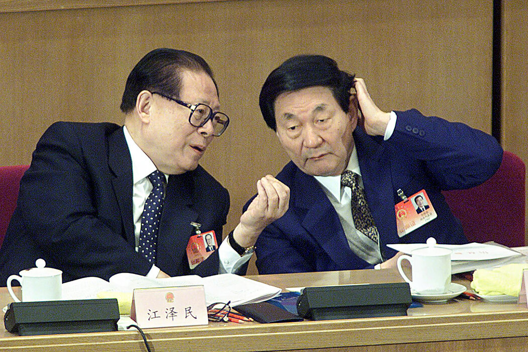 2002年，朱鎔基（右）與江澤民在北京。