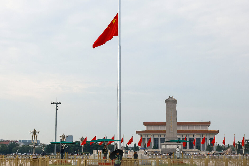 週二,北京天安門廣場為前國務院總理朱鎔基降半旗致哀。